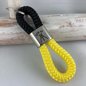 Schlüsselanhänger aus Segelseil mit graviertem Zwischenstück "Glück auf", schwarz/gelb, Fußball, Segeltau, Handgemacht, Maritim