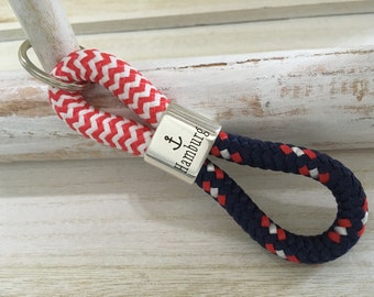 Schlüsselanhänger aus Segelseil mit versilbertem Zwischenstück mit Gravur "Hamburg" rot-weiß/ blau-rot-weiß