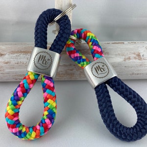 Schlüsselanhänger aus Segelseil mit versilbertem Zwischenstück mit Gravur "Mr. und Mr." im Partner-Set, dunkelblau/ regenbogen