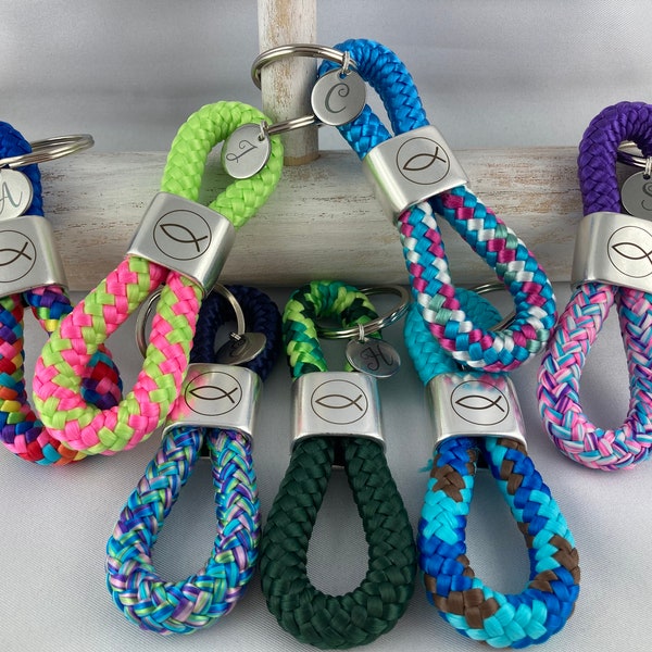 Key ring made of sailing rope with a silver-plated intermediate piece with engraving "Fish" and a letter pendant in the color of your choice