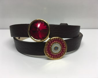 Wickelarmband aus echtem Leder mit rotem Swarovski Rivoli und emaillierter Boho-Schiebeperle