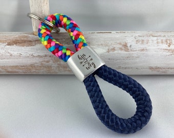 Schlüsselanhänger aus Segelseil mit versilbertem Zwischenstück mit Gravur "hin und weg", regenbogen/ dunkelblau