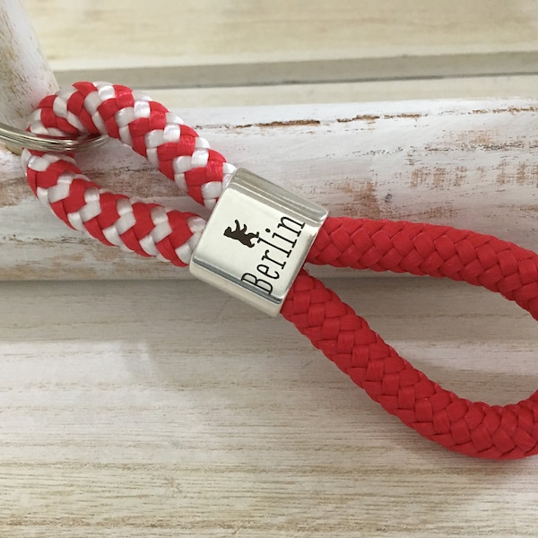 Schlüsselanhänger aus Segelseil mit versilbertem Zwischenstück mit Gravur "Berlin" rot-weiß/ rot