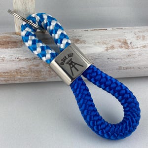 Schlüsselanhänger aus Segelseil mit graviertem Zwischenstück "Glück auf", blau-weiß/ blau, Segeltau, Maritim, Handgemacht, Glücksbringer