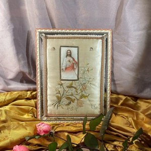 Antico quadro religioso. Raffigurazione religiosa di Gesù su seta, con ricami, santi, angeli e colomba. Probabile datazione fine 800.