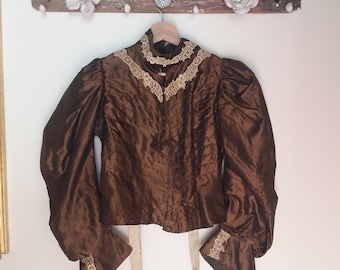 Rare ancient dress. Antique silk bodice and fine 800 tafetà with lace inserts. It encloses ancient wool waistcoat.