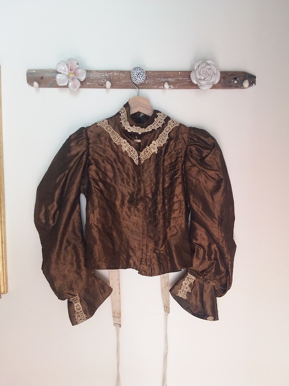 Rare ancient dress. Antique silk bodice and fine … - image 1