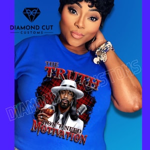 Puede incluir: Una camiseta azul con un gráfico de un hombre con un sombrero blanco y sosteniendo una copa de vino. El texto en la camiseta dice "The Truth Don't Need Motivation".