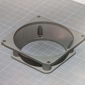 Op de afbeelding: Een grijs, vierkant mechanisch onderdeel met een grote cirkelvormige opening in het midden. Het object heeft vier montagegaten op elke hoek van het vierkante frame, met een verzonken, komvormige binnenstructuur en verticale steunen.