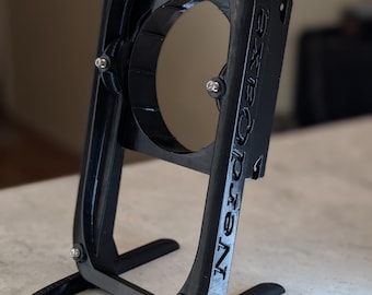 NerdQaxe Stand - 60 MM oder 92 mm Fan Port, Heatset Messinggewinde, Dual belüfteter Kühlständer