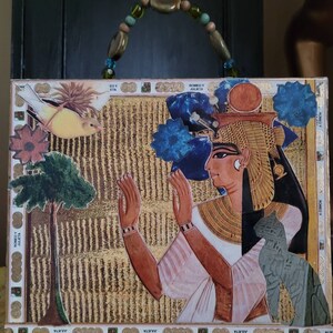 Sigarenkistje, avondtasje, souvenirdoosje, juwelendoosje. Handgemaakte collage geïnspireerd op de Egyptische godin, goudgroen met katten en bloemen.