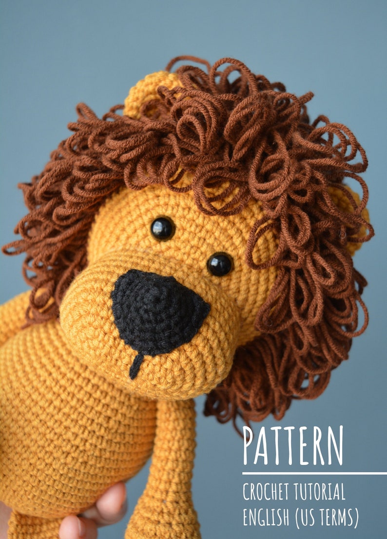 Pu&ograve; includere: Schema a uncinetto per un giocattolo amigurumi di leone. Il leone &egrave; realizzato con filato marrone e giallo e ha occhi neri e un naso nero. Lo schema &egrave; scritto in inglese (termini americani).