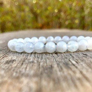 Dainty Weiß Mondstein Armband Grade A 7mm Blaue Farbe Flash Mondstein Edelstein Armband Stapel Armband Unisex Armband Geschenk Armband
