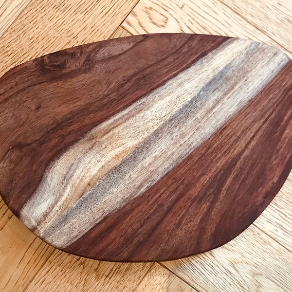 Ercol Pebble Shape Bread Chopping Board in Mango Wood