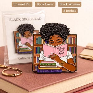 Pode incluir: Pin de esmalte com uma menina negra lendo um livro intitulado "Black Girls Read". O pin tem 5,08 cm e inclui o texto "Unfiltered Melanin" e "Black Girl".