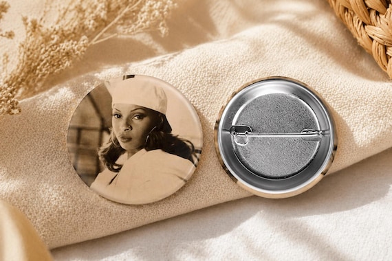 Mary J. Blige Vintage Button Pin – 1.5” Round Hip Hop Soul Icon Pin, Retro 90s Music Button, Statement Jacket Tote Bag Accessory, Fan Gift
