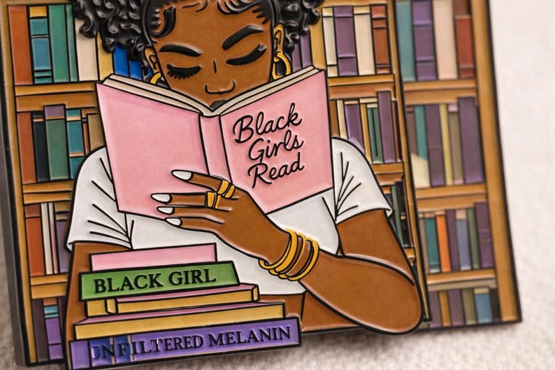 Pode incluir: Pin com uma mulher negra lendo um livro rosa com a frase "Black Girls Read". Abaixo, uma pilha de livros com os t&iacute;tulos "Black Girl" e "Unfiltered Melanin". O fundo mostra uma estante de livros.