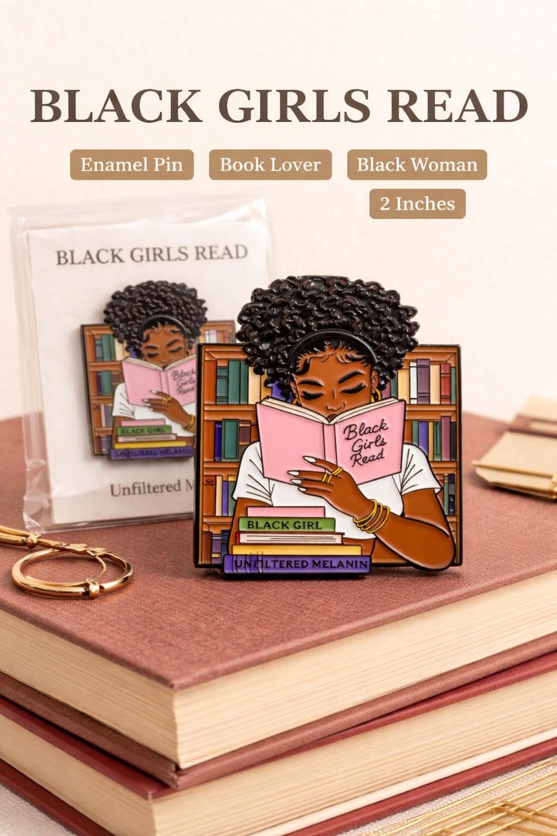 Pode incluir: Pin de esmalte com uma menina negra lendo um livro intitulado "Black Girls Read". O pin tem 5,08 cm e inclui o texto "Unfiltered Melanin" e "Black Girl".