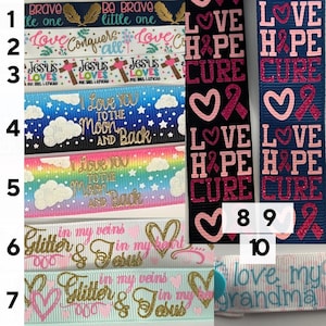 Puede incluir: Una colección de diez diseños de cintas diferentes con varios colores y patrones. Las cintas presentan frases como "El amor lo conquista todo", "Jesús me ama", "Te amo hasta la luna y de regreso", "Brillantina y Jesús", y "Amo a mi abuela".