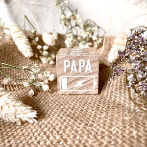 Cube pour jeunes parents "À qui le tour ?" modèle batteries - Cadeau original et personnalisé pour jeunes parents - Cadeau de naissance -