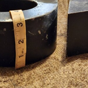 Puede incluir: Un n&uacute;mero nueve de metal negro con una cinta m&eacute;trica amarilla envuelta alrededor. El n&uacute;mero mide aproximadamente 7,6 cm de alto.
