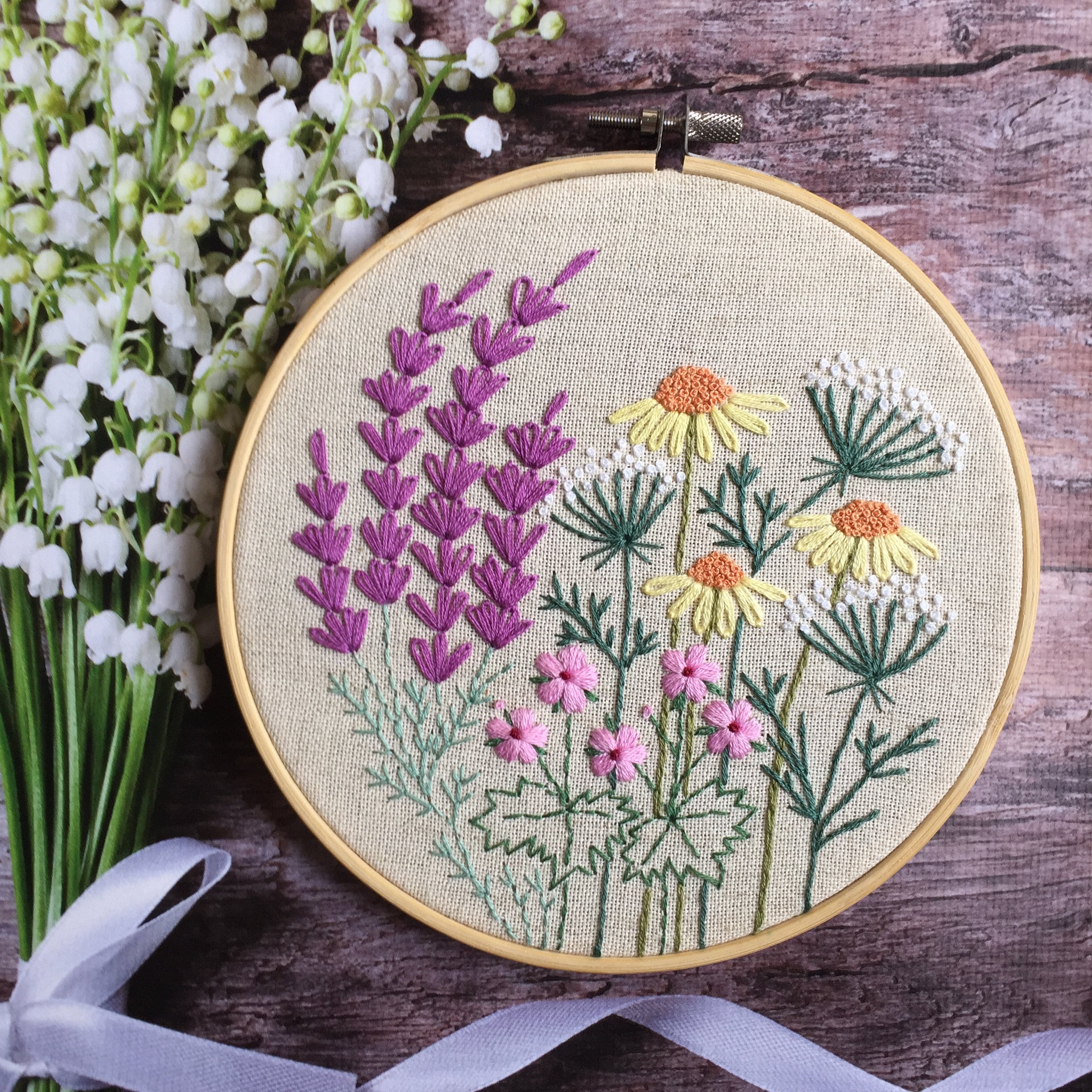 ラベンダーの野花刺繍パターン、DIYフローラルフープアート、デジタル 