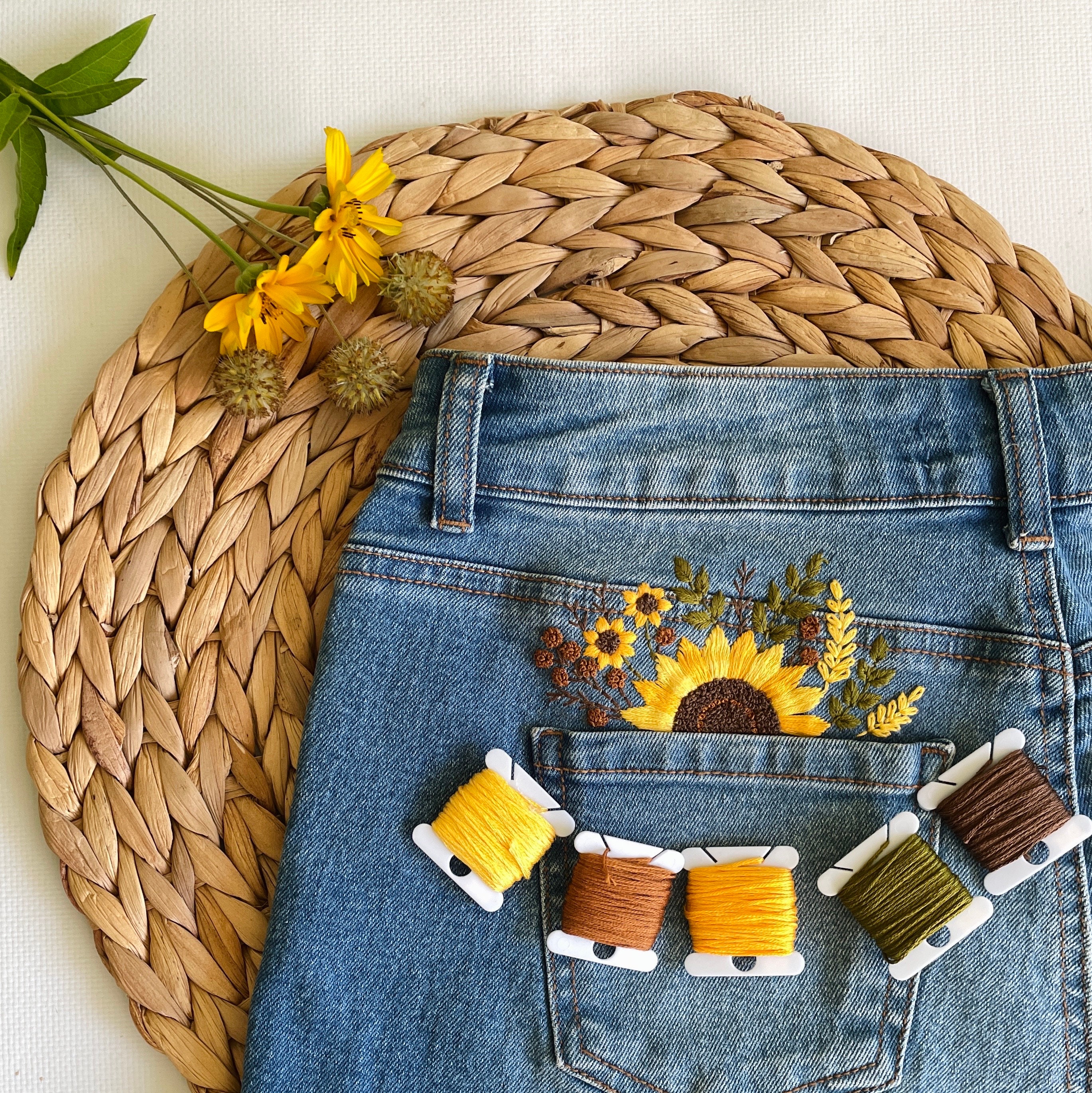 ショートパンツやジーンズのポケットにひまわりの刺繍、デニム用の手 