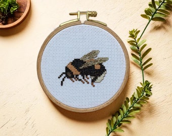 Bumblebee mini embroidery hoop art birthday gift, Hand embroidered small bumblebee with golden wings, Nature lovers gift