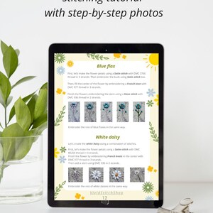 K&ouml;nnte beinhalten: Ein digitales Tablet zeigt eine detaillierte Stickanleitung mit Schritt-f&uuml;r-Schritt-Fotos. Der Bildschirm enth&auml;lt Anleitungen f&uuml;r blauen Flachs und wei&szlig;e G&auml;nsebl&uuml;mchen, einschlie&szlig;lich DMC-Farbkodes, Sticharten und visueller Fortschrittsbilder.
