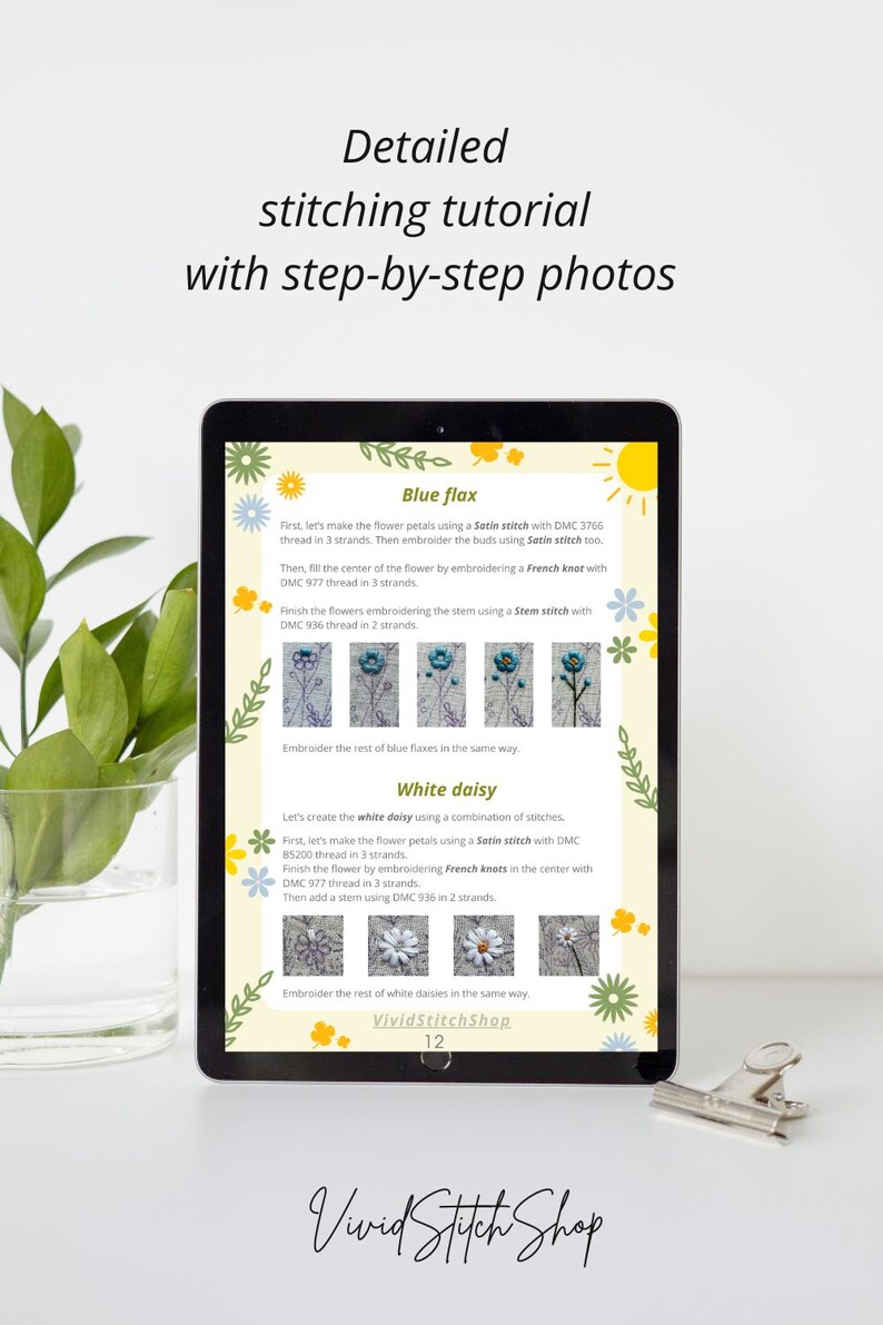 K&ouml;nnte beinhalten: Ein digitales Tablet zeigt eine detaillierte Stickanleitung mit Schritt-f&uuml;r-Schritt-Fotos. Der Bildschirm enth&auml;lt Anleitungen f&uuml;r blauen Flachs und wei&szlig;e G&auml;nsebl&uuml;mchen, einschlie&szlig;lich DMC-Farbkodes, Sticharten und visueller Fortschrittsbilder.