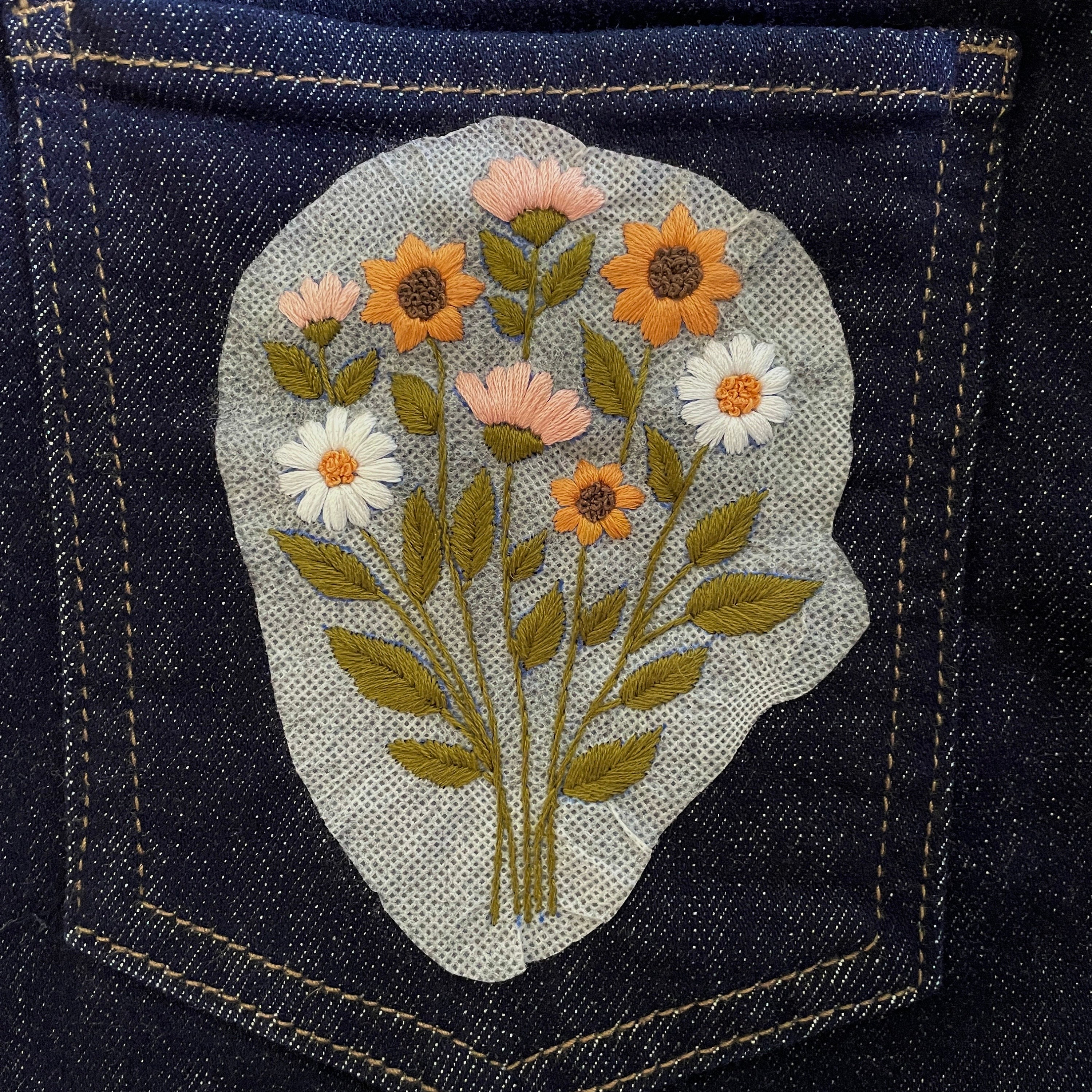 刺繍入りジーンズのひまわりポケット、ヴィンテージ柄、花柄の手刺繍 