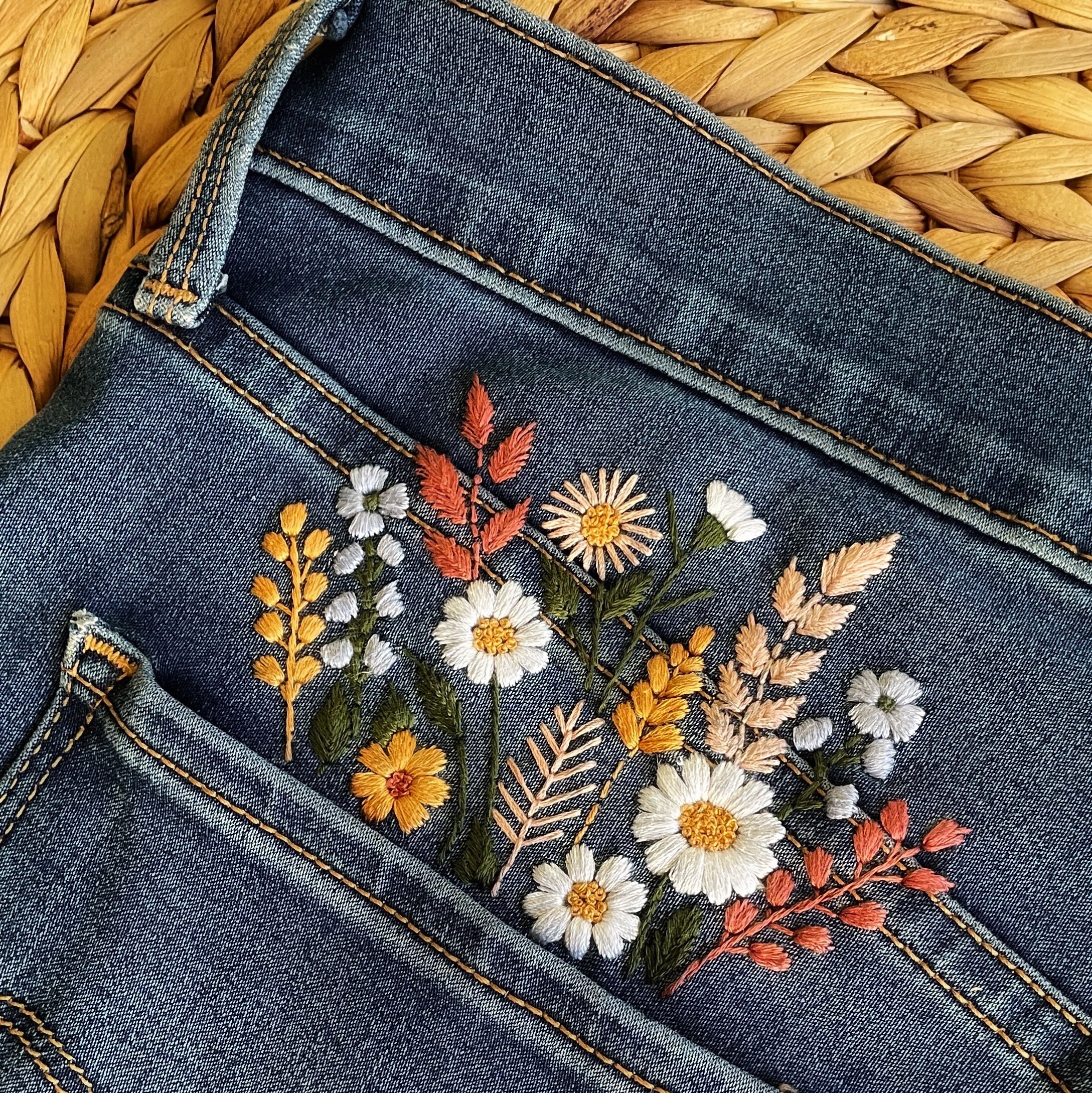ジーンズやシャツのポケット用花柄刺繍、手刺繍の服飾デザイン