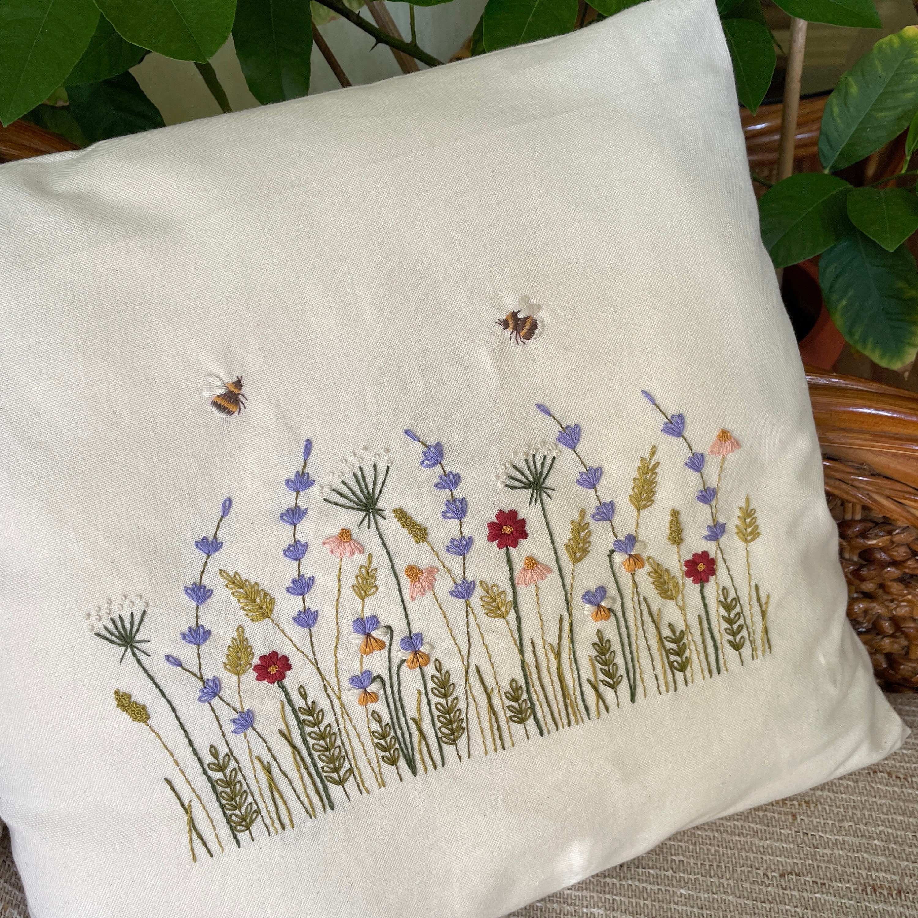 スミレ　花柄刺繍クッション　ニードルポイントクッション スミレ様専用 花柄刺繍クッション ニードルポイントクッション 枕