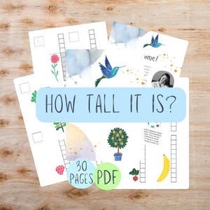 以下が含まれることがあります： HOW TALL IT IS?というタイトルの30ページのPDF教育アクティビティセット。ハチドリ、オレンジの木、バナナ、ラズベリー、ラディッシュの水彩イラスト、垂直の測定グリッド、小さな白黒のポートレートが含まれています。