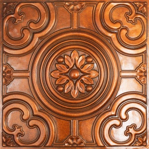 Könnte beinhalten: Eine dekorative Deckenfliese mit einer Kupferoberfläche und einem komplizierten floralen Design. Die Fliese hat ein erhabenes, dreidimensionales Muster.