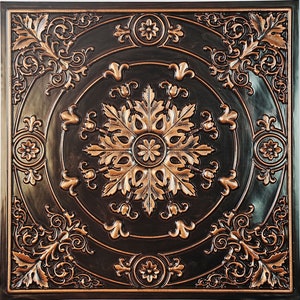 Op de afbeelding: Een decoratieve plafondtegel met een koperkleurig ontwerp op een zwarte achtergrond. Het ontwerp heeft een centrale bloem met ingewikkelde bloemmotieven die naar buiten stralen.
