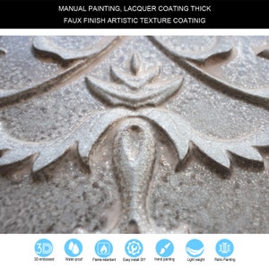 Pu&ograve; includere: Primo piano di un pannello da parete testurizzato argento con un design ornamentale. Il pannello &egrave; in rilievo 3D e presenta un rivestimento di texture artistica con finitura finta. Il pannello &egrave; impermeabile, ignifugo, facile da installare e leggero. &Egrave; adatto per progetti fai-da-te e pu&ograve; essere utilizzato per la pittura retr&ograve;.