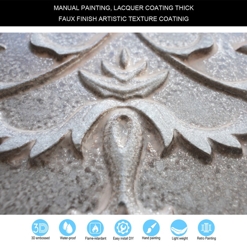 Pu&ograve; includere: Primo piano di un pannello da parete testurizzato argento con un design ornamentale. Il pannello &egrave; in rilievo 3D e presenta un rivestimento di texture artistica con finitura finta. Il pannello &egrave; impermeabile, ignifugo, facile da installare e leggero. &Egrave; adatto per progetti fai-da-te e pu&ograve; essere utilizzato per la pittura retr&ograve;.