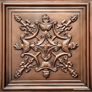 Puede incluir: Una teja de techo de color cobre con un diseño intrincado en relieve que presenta un patrón repetitivo de llamas y lazos estilizados. La teja tiene un borde elevado y adornado.