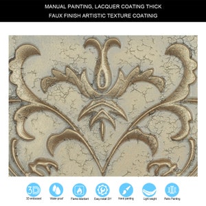Pu&ograve; includere: Primo piano di un pannello murale testurizzato color oro con un motivo damascato. Il pannello &egrave; in rilievo 3D e ha una finitura finta. Il testo "MANUAL PAINTING, LACQUER COATING THICK FAUX FINISH ARTISTIC TEXTURE COATINIG" &egrave; visibile nella parte superiore dell'immagine.