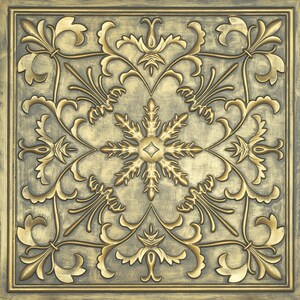 Pu&ograve; includere: Una piastrella decorativa con un designo ornamentale dorato. La piastrella presenta un motivo centrale a fiocco di neve circondato da intricati motivi floreali. Lo sfondo &egrave; di colore grigio tenue.