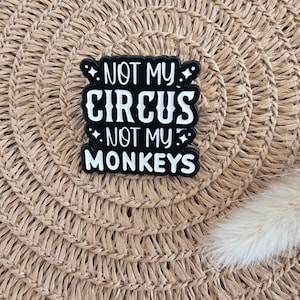 Pin Anstecker 'Not My Circus Not My Monkeys' schwarz Lehrer Arbeitskollegen