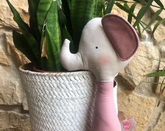 Elefant aus Bio-Baumwolle, handgefertigtes Rasselspielzeug, nachhaltiges Stofftier, Geschenk zur Babyparty, rosa Babyspielzeug, zeitloses Unisex-Geschenk