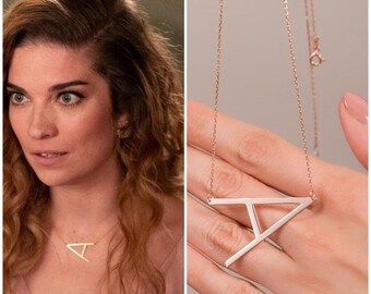 Alexis ketting, grote initiële zijwaartse ketting, gouden eerste ketting, grote icoon ketting, Schitt's Creek's Star Alexis' ketting