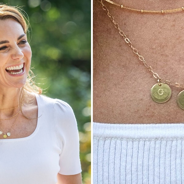 Collier Monogram Kate Middleton, Collier initial, Collier initial disque, Collier initial en or, Cadeau de fête des mères, Anniversaire, Initial en or