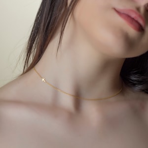 Collar de cruz de oro de 14 k, collar de Meghan Markle, collar de oro macizo para ella, collar con inicial lateral, letra pequeña, collar con forma de corazón