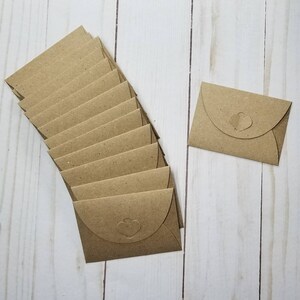 50 petites enveloppes kraft avec fermeture en forme de cœur, 3-1/8" de large sur 2-1/4" de haut, faites à la main à partir de papier cartonné kraft