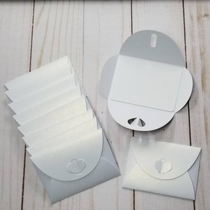 Petites enveloppes à fermeture cœur, papier cartonné blanc chatoyant, lot de 50, 3-1/8" de large sur 2-1/4" de haut, avec inserts assortis