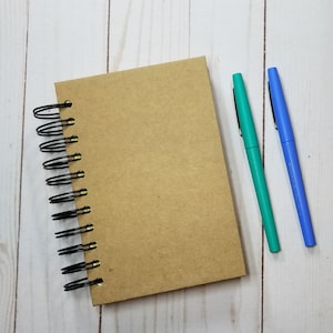 Petit carnet de notes, 6-1/4 po. x 4-1/4 po. Carnet de notes à reliure spirale, 200 pages, 100 feuilles de papiers mélangés