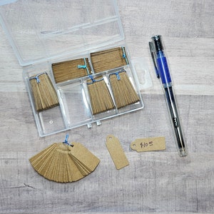 Mini étiquettes kraft, 300 étiquettes dans une boîte de rangement en plastique, Forme rectangulaire, Mini étiquettes de prix pour bijoux, Idéal pour les foires d'artisanat, les stands d'antiquités